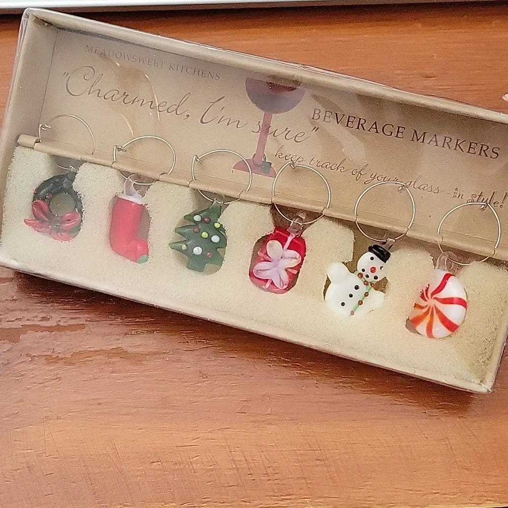 🎉 5 for $25 - Crate&Barrel Christmas wine charms - Picture 4 of 4